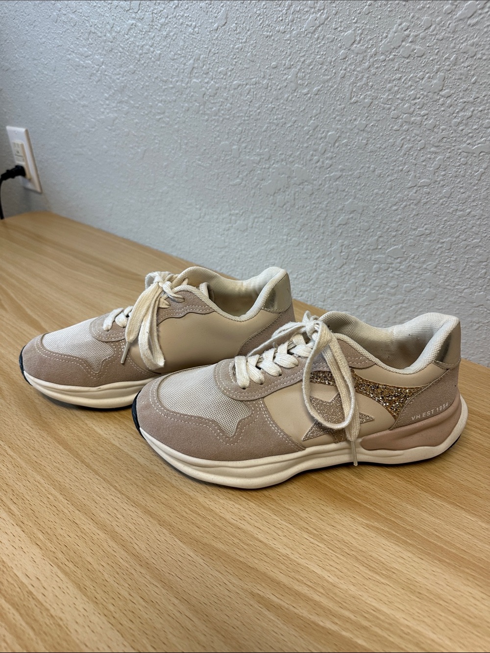 Vintage Havana Beige and Gold Casual Lace-Up Sneakers